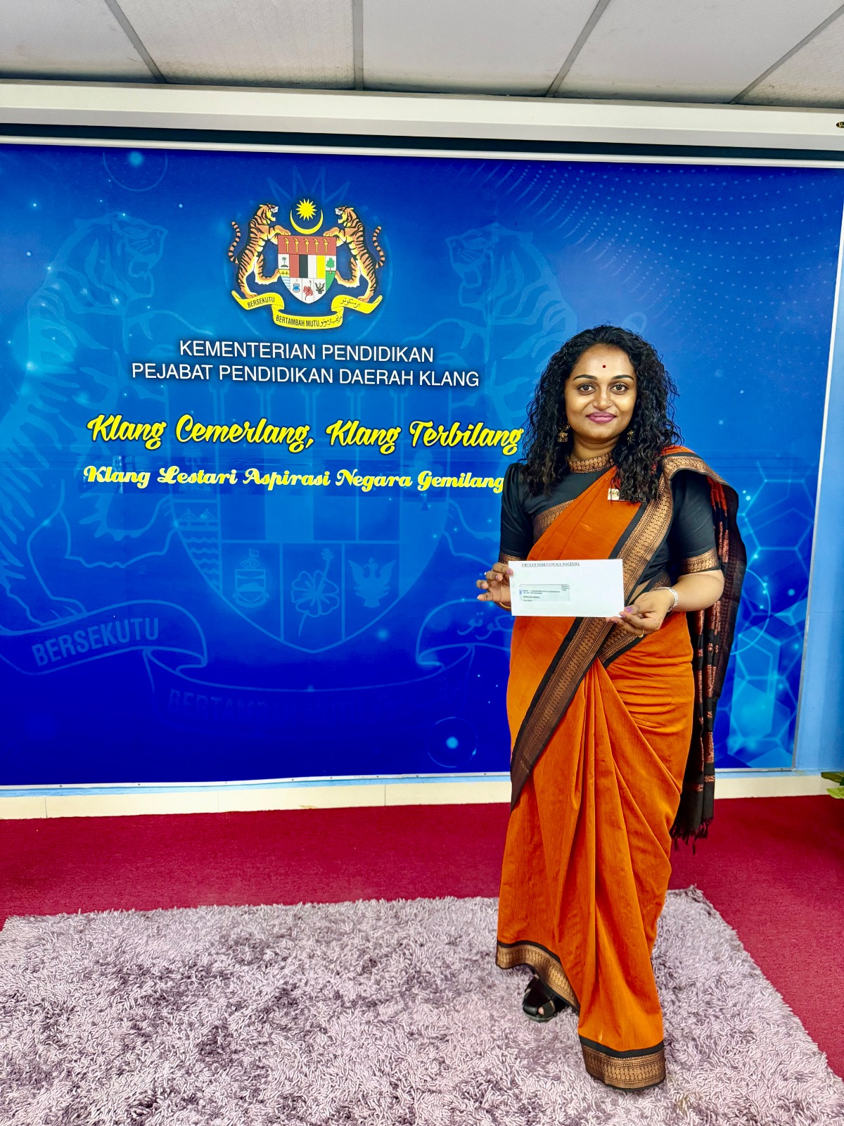 YAMUNADEVI DO KALEESWARAN அவர்களுக்கு தங்க தமிழ் விருதுகள் பெருமையுடன் வழங்கும் சிறந்த ஆசிரியருக்கான விருதைப் பெற்றுள்ளார்