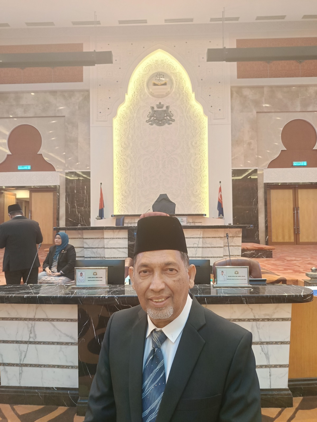 Hussien Bin Ibrahim அவர்களுக்கு தங்க தமிழ் விருதுகள் பெருமையுடன் வழங்கும் வாழ்நாள் சாதனையாளர் விருதைப் பெற்றுள்ளார்